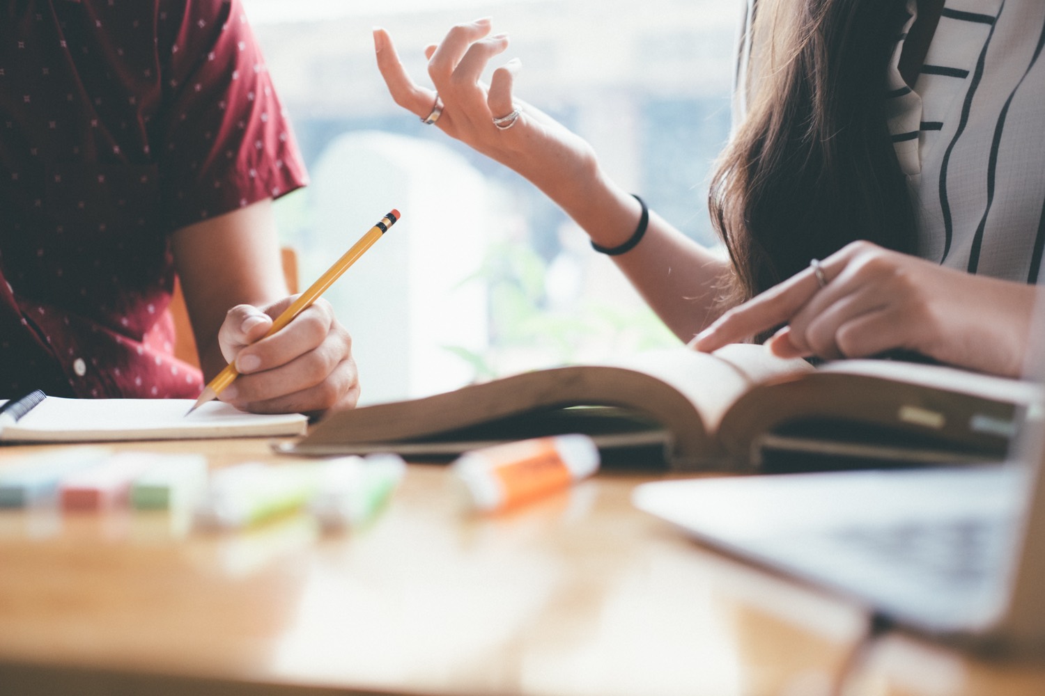 Studierende beim gemeinsamen Lernen am Campus Schlieren